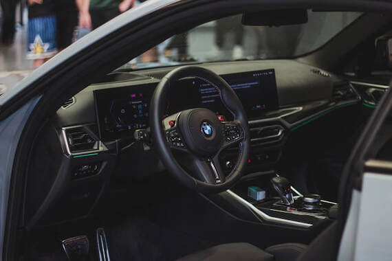 BMW Traffic Light Recognition: How BMW Uses Cameras, ACC, and Intelligent Braking to Handle Red Lights