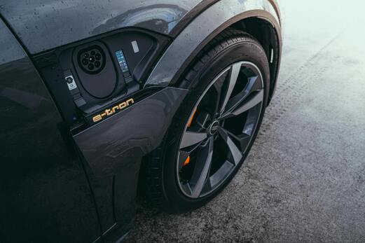 Electric Car Batteries: Making Them Last Longer & Work Better for You!